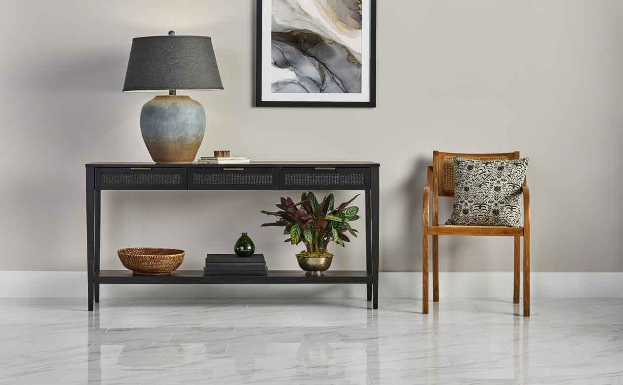 Cream marble tile foyer with decorative accents. 